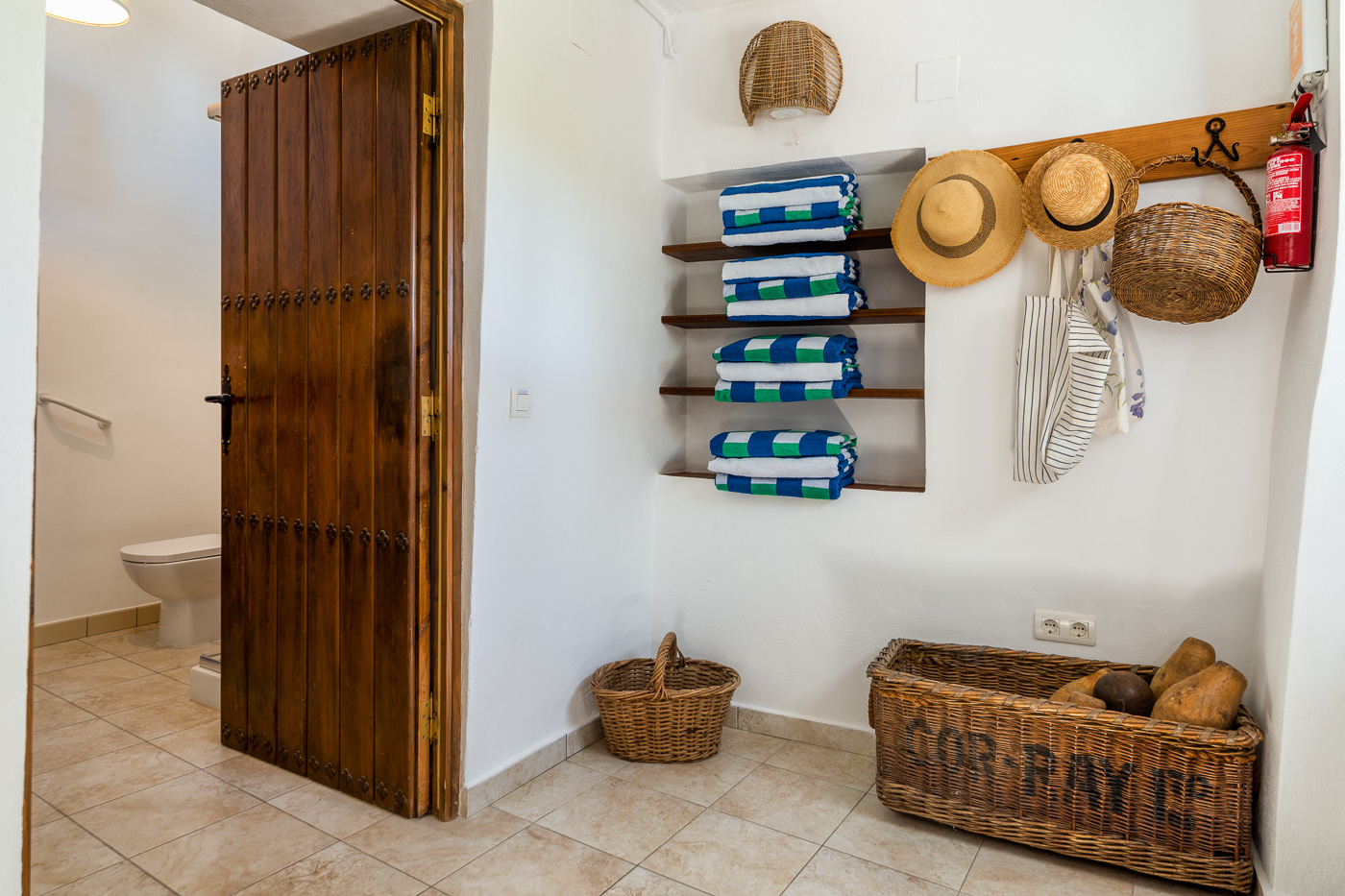 Puerta a baño con patio interior a la izquierda